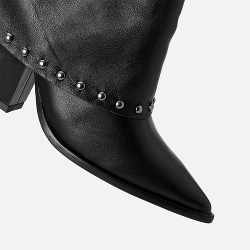 Bota Feita em Couro Cano Médio Capa com Metais Tachas Rebites Calce Prático em Zíper Salto Bloco Alto e Bico Fino Feminino Milano Preto 14165