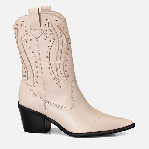 Bota Western Mix de Couros Cano Médio Salto Bloco Médio Bico Fino Bordado e Aplicação Metal Tachas Rebites Zíper Interno Milano Off White 14168
