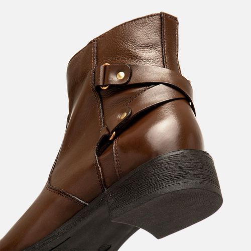 Bota Feito em Couro Solado Médio Cano Médio Acima do Tornozelo Detalhe em Tira Cruzada em X e Zíper Calce Prático Feminino Milano Marrom 14225