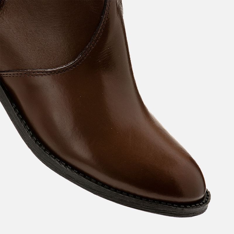 Bota-Feito-em-Couro-Solado-Medio-Cano-Medio-Acima-do-Tornozelo-Detalhe-em-Tira-Cruzada-em-X-e-Ziper-Calce-Pratico-Feminino-Milano-Marrom-142--5-.jpg