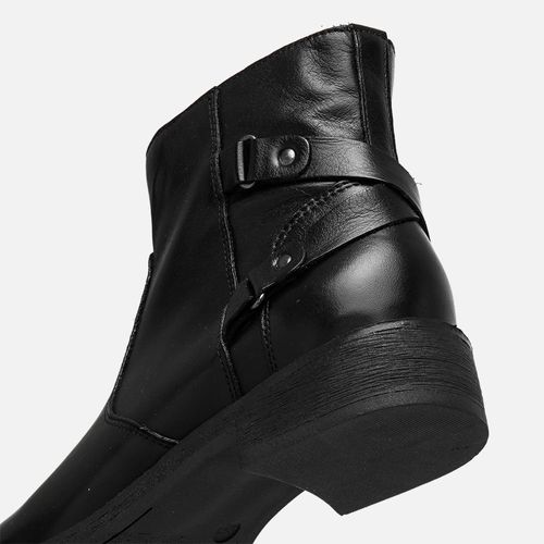 Bota Feito em Couro Solado Médio Cano Médio Acima do Tornozelo Detalhe em Tira Cruzada em X e Zíper Calce Prático Feminino Milano Preto 14225