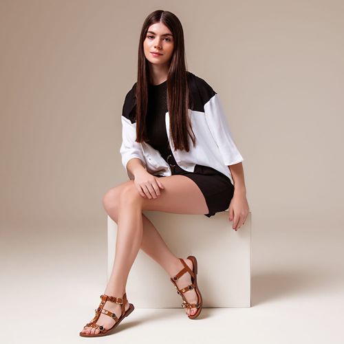 Sandália Rasteira tipo Gladiadora com Aplicações em Metal Tachas Spike de Pirâmide e Pedrarias Estilo Boho Multicolor Feminino Milano Marsala 14132