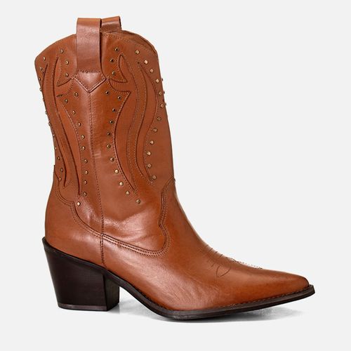 Bota Western Mix de Couros Cano Médio Salto Bloco Médio Bico Fino Bordado e Aplicação Metal Tachas Rebites Zíper Interno Milano Caramelo 14168