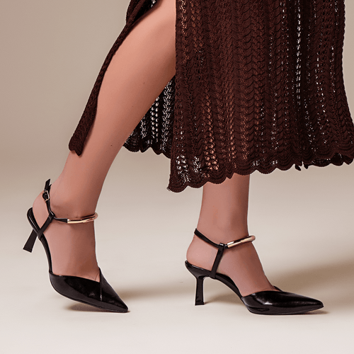 Scarpin Aberto De Salto Alto Taça com Bico Fino Decote em V e Tira com Detalhe em Metal Dourado no Tornozelo Feminino Milano Preto 14095