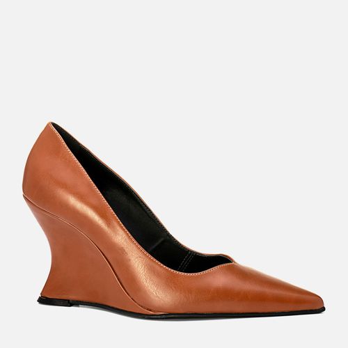 Scarpin Anabela Fechado Verniz Molhado Salto Geométrico Wedge Lapidado Sinuoso Bico Fino e Decote Cavado em V  Feminino Milano Caramelo 14113