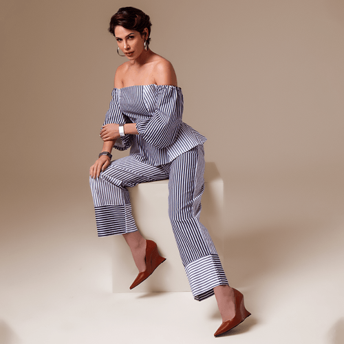 Scarpin Anabela Fechado Verniz Molhado Salto Geométrico Wedge Lapidado Sinuoso Bico Fino e Decote Cavado em V  Feminino Milano Caramelo 14113