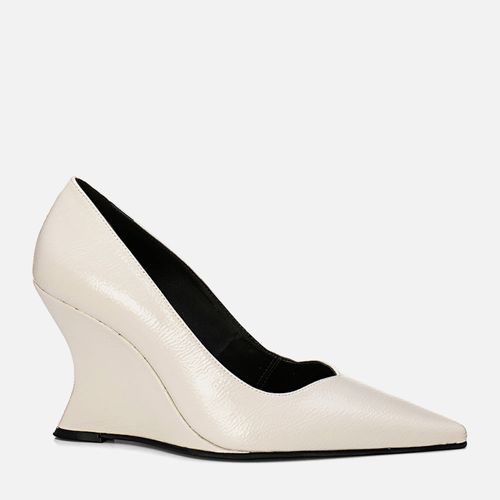 Scarpin Anabela Fechado Verniz Molhado Salto Geométrico Wedge Lapidado Sinuoso Bico Fino e Decote Cavado em V  Feminino Milano Off White 14113