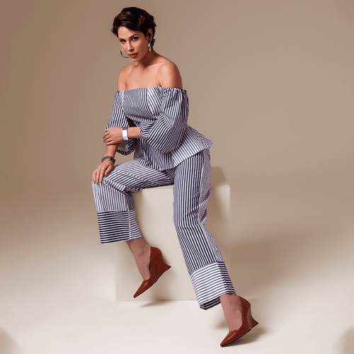 Scarpin Anabela Fechado Verniz Molhado Salto Geométrico Wedge Lapidado Sinuoso Bico Fino e Decote Cavado em V  Feminino Milano Off White 14113