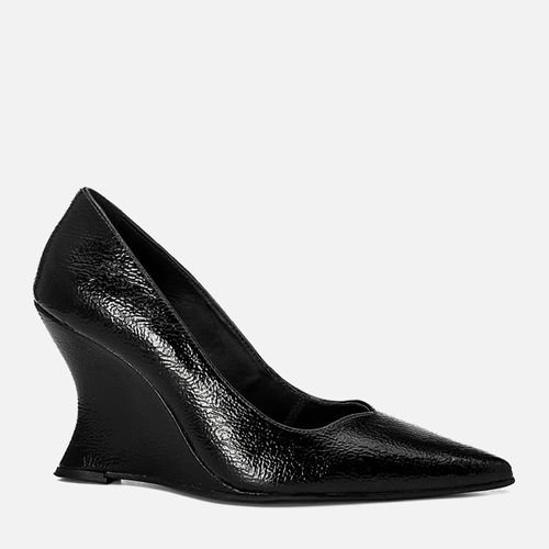 Scarpin Anabela Fechado Verniz Molhado Salto Geométrico Wedge Lapidado Sinuoso Bico Fino e Decote Cavado em V  Feminino Milano Preto 14113