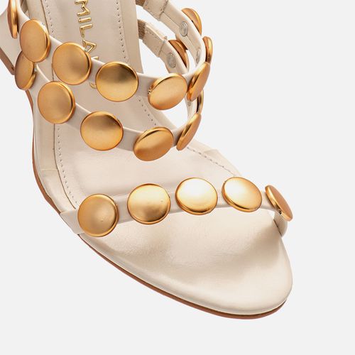 Sandália Anabela Aberta Salto Geométrico Wedge Lapidado e Sinuoso com Aplicações em Tachas Metais Dourados Medalha Feminino Milano Off White 14115