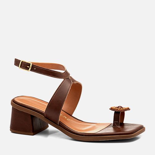 Sandália Salto Médio Bloco Ring Toe ou Anel de Dedo Flor Mix de Pedrarias Feminino Milano Marrom 14289