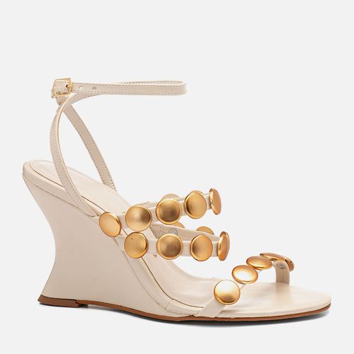 Sandália Anabela Aberta Salto Geométrico Wedge Lapidado e Sinuoso com Aplicações em Tachas Metais Dourados Medalha Feminino Milano Off White 14115