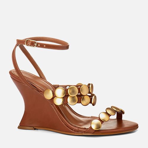 Sandália Anabela Aberta Salto Geométrico Wedge Lapidado e Sinuoso com Aplicações em Tachas Metais Dourados Medalha  Feminino Milano Caramelo 14115