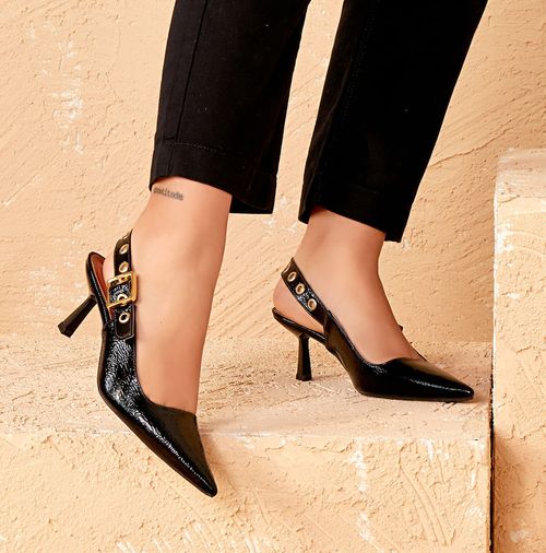 Scarpin Aberto com Salto Médio Taça Bico Fino e Tira Slingback com Aplicação de Metais Dourados em Rebite e Maxi Fivela  Feminino Milano Preto 14071