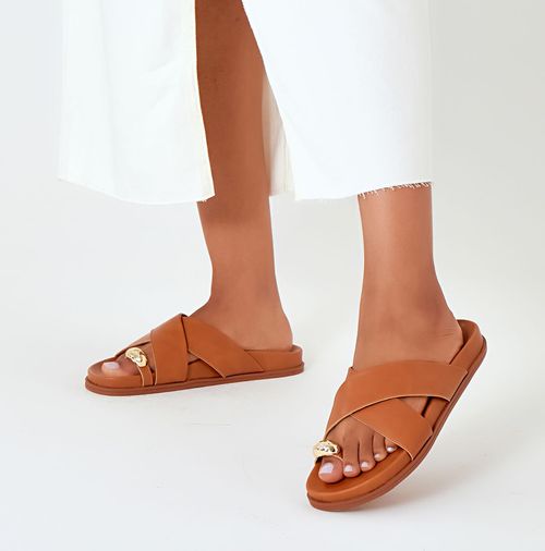 Sandália Papete Aberta Palmilha Anatômica Ring Toe ou Anel de Dedo Peça Orgânica Metalizada Cromada Tiras Cruzadas em X Feminino Milano Caramelo 14081