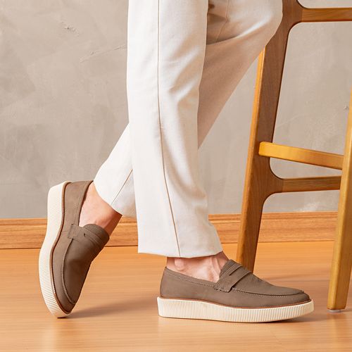 Sapato Casual tipo Loafer ou Mocassim Esporte Fino Feito em Couro Nobuk Selaria Palmilha Anatômica Masculino Milano Tabaco 13723