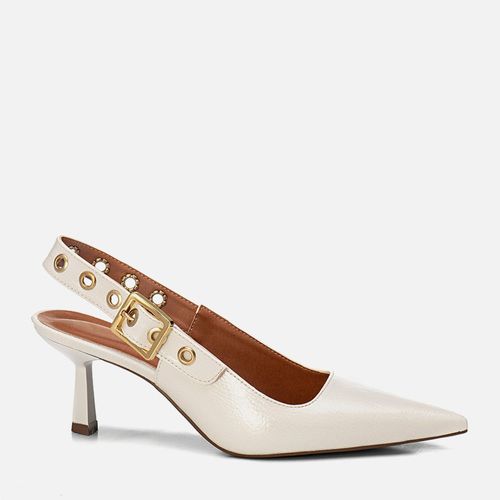 Scarpin Aberto com Salto Médio Taça Bico Fino e Tira Slingback com Aplicação de Metais Dourados em Rebite e Maxi Fivel Feminino Milano Off White 14071