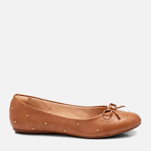 Sapatilha Rasteira Fechada Bico Redondo Matelassê Tachas Rebites e Lacinho  Feminino Milano Caramelo 14336