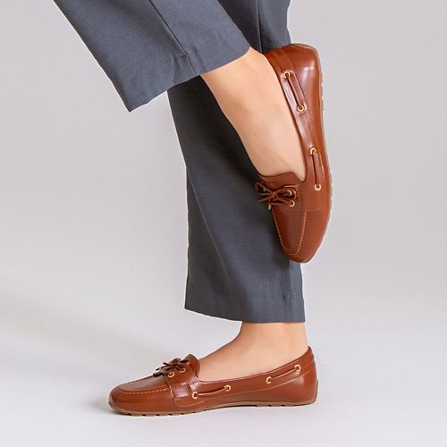 Mocassim Driver Clássico Costura Aparente com Laço Feminino Milano Marrom 14335
