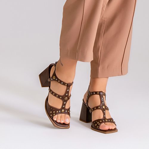 Sandália Salto Alto Bloco Gladiadora Boho Folk Tachas Rebites Medalhas Feminino Milano Marrom 14340
