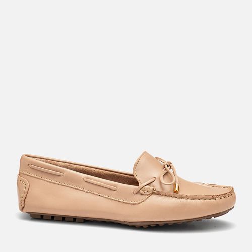 Mocassim Driver Couro Legítimo Clássico com Costura Pesponto Aparente e Tira Transpassada e Laço Solado com Travas Feminino Milano Nude 14099