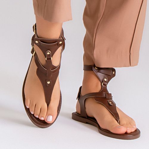 Sandália Rasteira de Dedo Fechada Estilo Gladiadora Recortes Tachas Feminino Milano Marrom 14401
