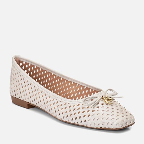 Sapatilha Rasteira Fechada Bico Redondo Furação Lacinho e Pingente Feminino Milano Off White 14334