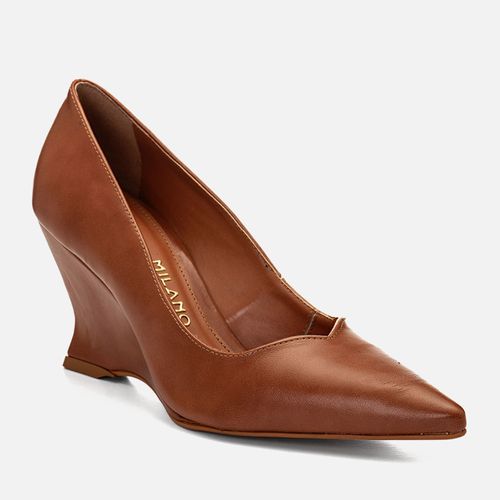 Scarpin Anabela Fechado Verniz Molhado Salto Geométrico Wedge Lapidado Sinuoso Bico Fino e Decote Cavado em V  Feminino Milano Caramelo 14618