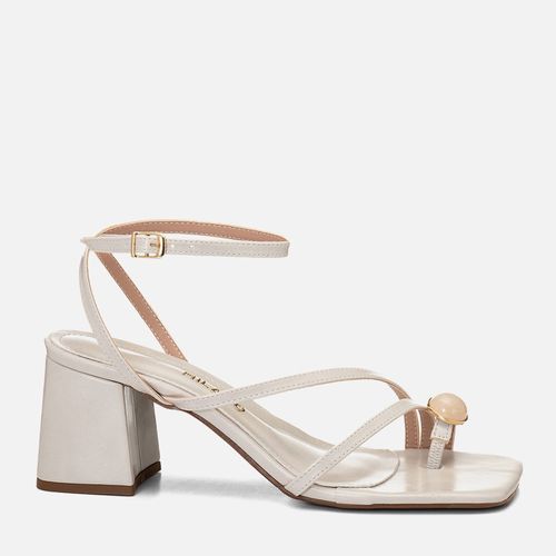Sandália Salto Médio Bloco Ring toe ou Anel de Dedo Peça Metalizada Pedraria Feminino Milano Off White 14708