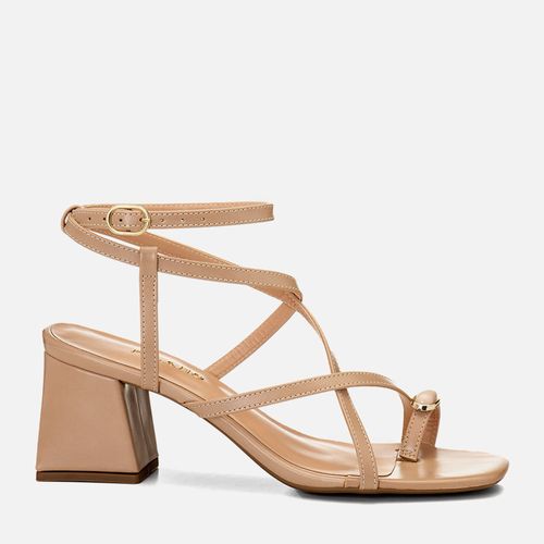 Sandália Salto Médio Bloco Trapézio Ring Toe Peça Metalizada Pedraria Resina Feminino Milano Nude 14781