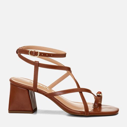 Sandália Salto Médio Bloco Trapézio Ring Toe Peça Metalizada Pedraria Resina Feminino Milano Caramelo 14781